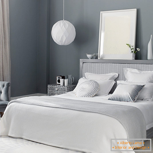 Siva spavaća soba sa sjenom za visi papir