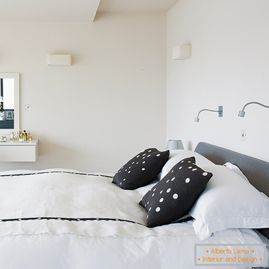 Monohromna spavaća soba sa minimalističkim zidnim osvetljenjem