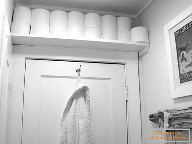 Polica za toalet papir iznad vrata