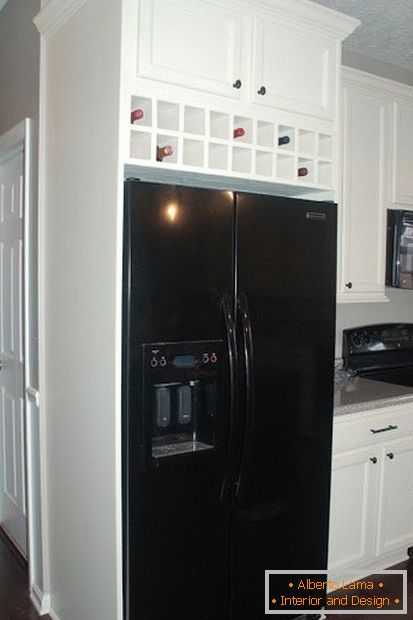 Ugrađeni frižider u maloj kuhinji