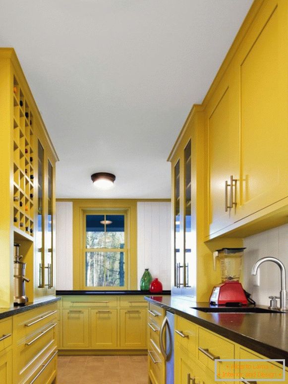 Kuhinja s svetlo žutim namještajem