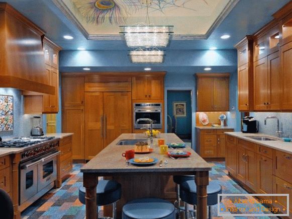 Moderna kuhinja u plavoj i smeđoj boji