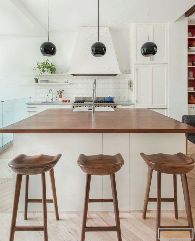 Moderna bela kuhinja sa barskim stolicama