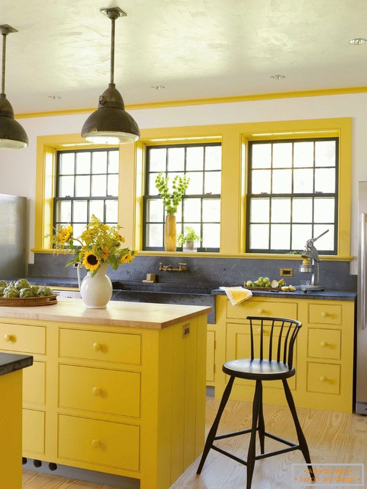 Žuta boja dominira rustičnim stilom u kuhinji