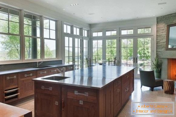 Dizajn kuhinje sa velikim prozorima u kući Bruce Willisa