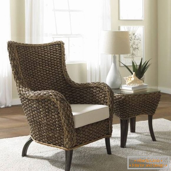 Elegantna pletena stolica i stol