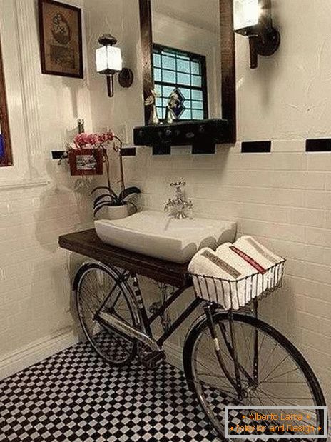 Bicikl u unutrašnjosti kupatila
