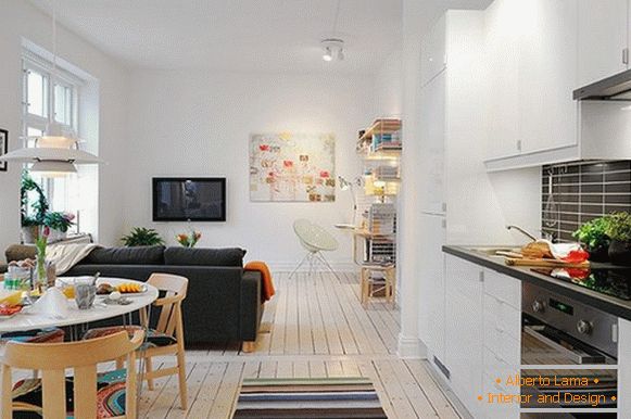 Unutrašnjost malog apartmana sa elementima koji mu pružaju udobnost i privlačnost