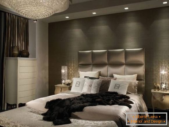 Klasičan luster i ugrađene lampe u dizajnu spavaće sobe