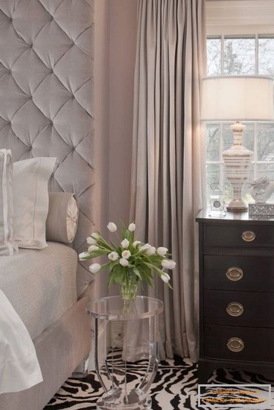 Elegantna spavaća soba sa neobičnim tepihom i transparentnim stolom