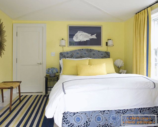 Šarmantan dizajn male spavaće sobe u plavoj i žutoj boji