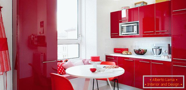 Sok od crvene i bele kuhinje
