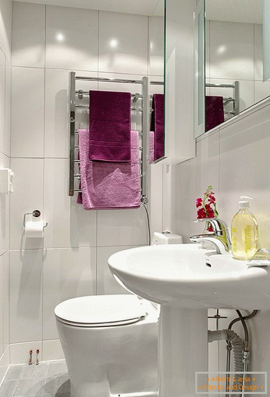 Kupaonica malog apartmana u Švedskoj