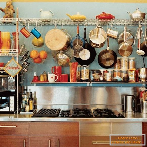 Otvorite police sa kuhinjskim posuđem u dizajnu kuhinje