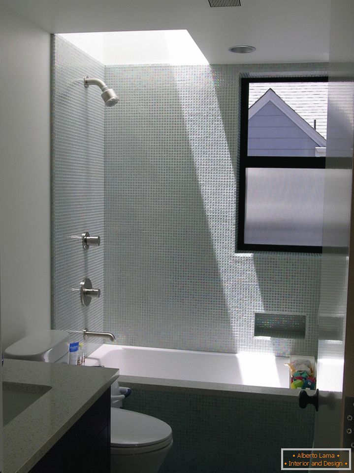 Enterijer kupaonica u bijeloj boji