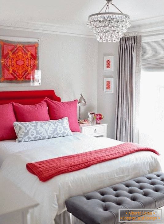 Kombinacija crvene, ružičaste i sive boje u spavaćoj sobi