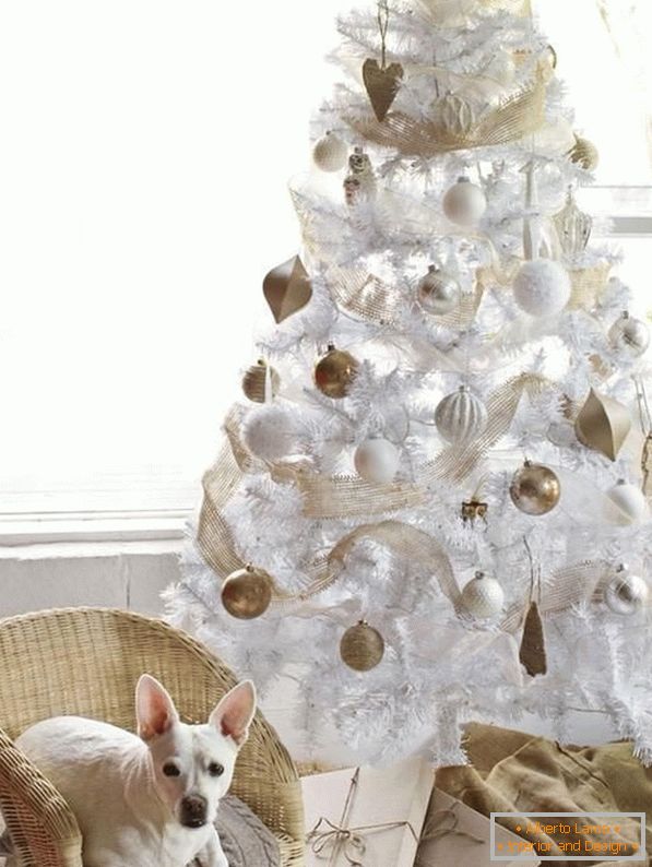 Bijelo božićno drvo sa zlatnim i belim kuglicama