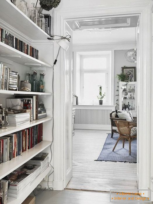 Mali hodnik sa bibliotekom u skandinavskom stilu