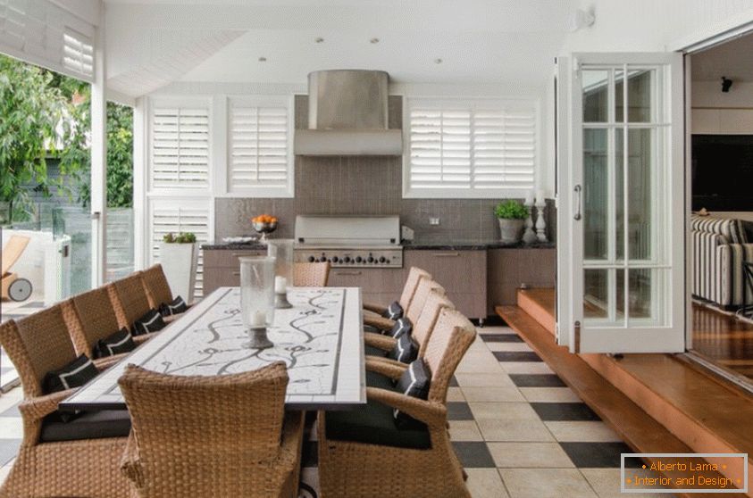 Predivna i svetla bela kuhinja za letnju rezidenciju