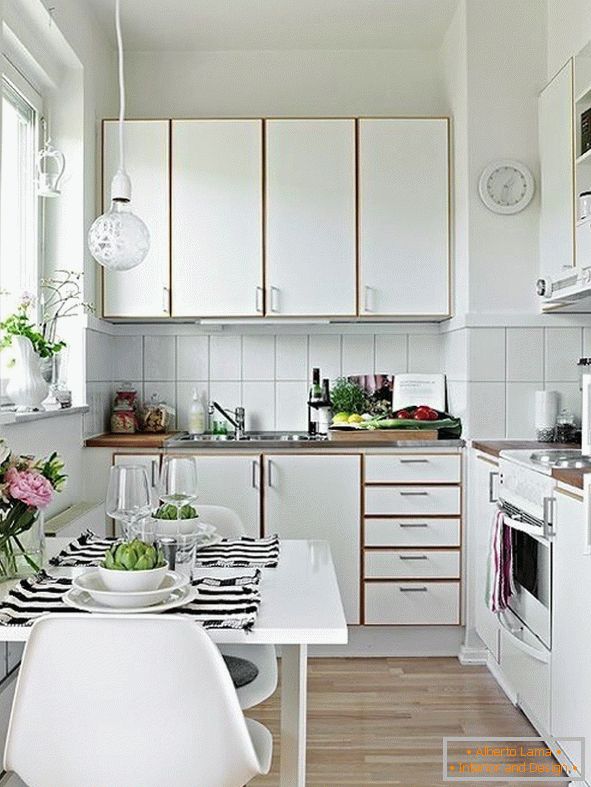 Kompaktna kuhinja u bijeloj boji