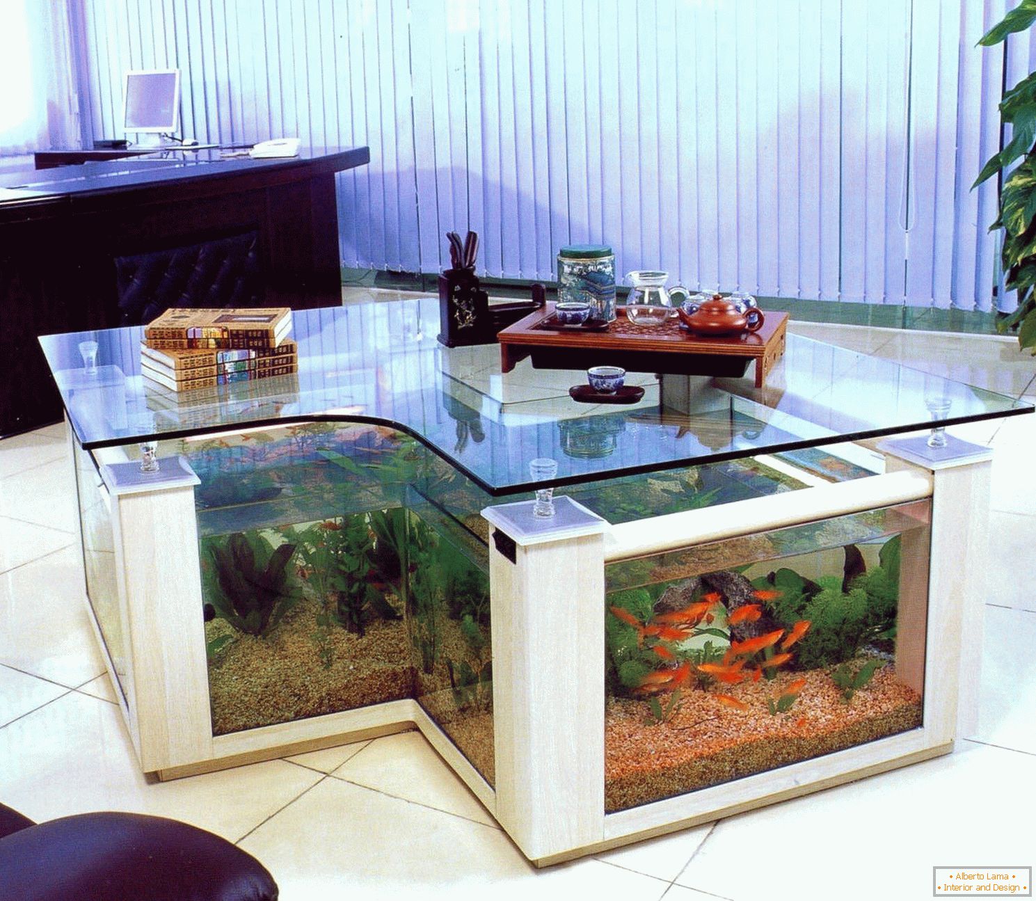 Stolni akvarijum u kancelariji