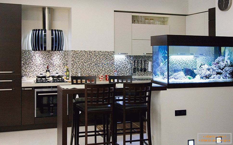 Bar counter sa akvarijumom на кухне