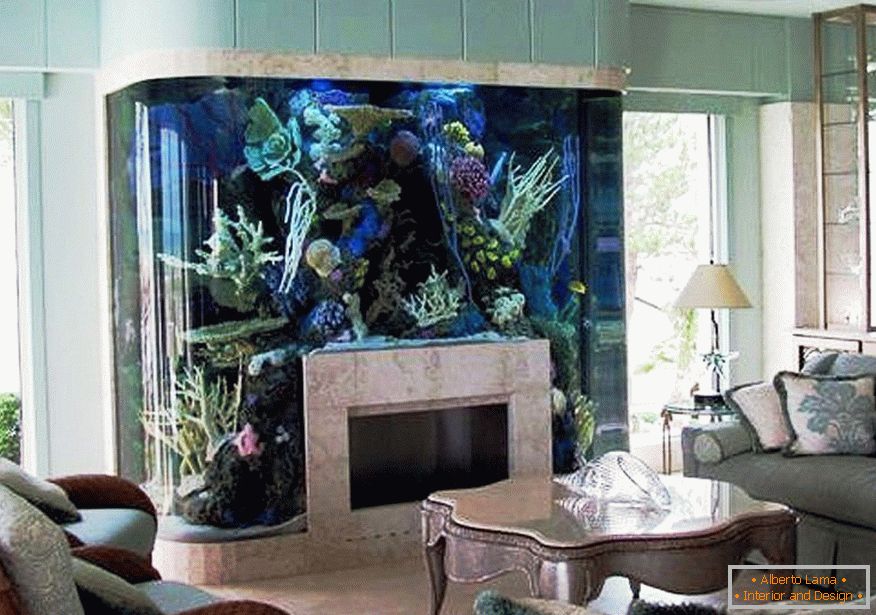Divane i stol u suprotnosti sa akvarijumom sa kaminom