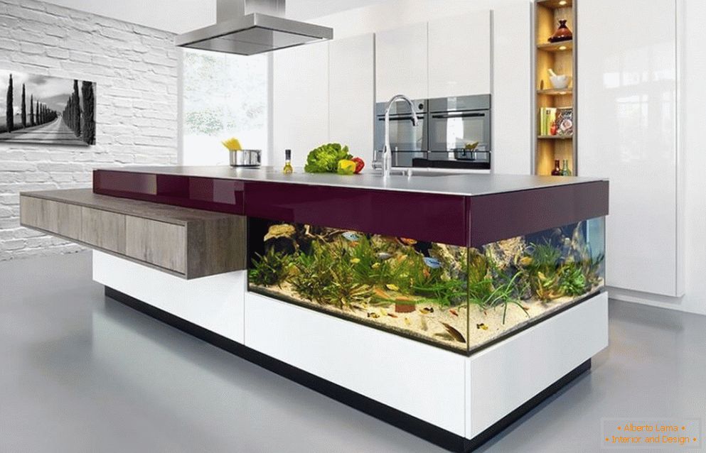 Stolni akvarijum u kuhinji