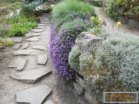 Vrtna terasa - Alpski klizač sa rukama na fotografiji