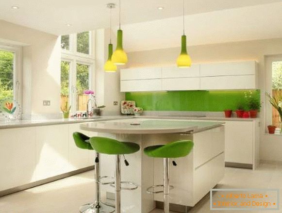 Bijela kut kuhinja sa zelenim elementima - foto