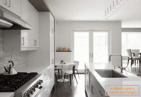 Bela siva kuhinja - fotografija u unutrašnjosti moderne kuće