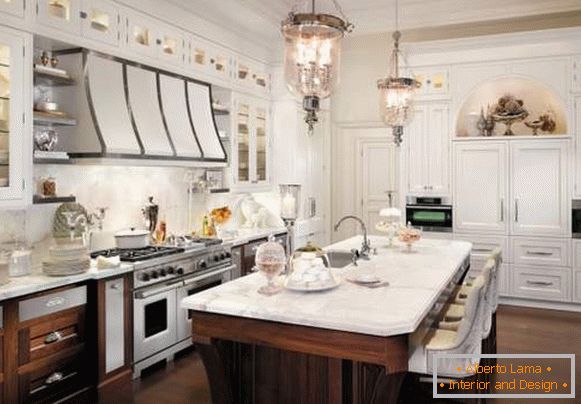 Klasičan dizajn smeđe bele kuhinje na fotografiji