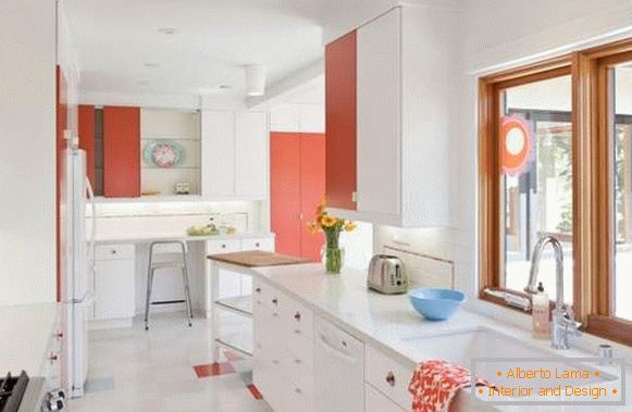 Kuhinja u bijeloj boji - fotografija u kombinaciji sa crvenim elementima