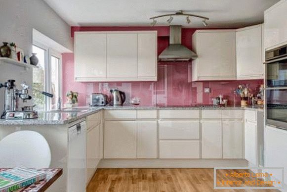 Kuhinjski bijeli saten - fotografija u kombinaciji sa ružičastim keceljom