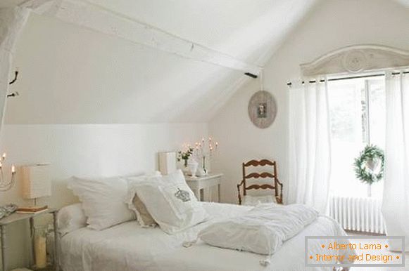 Bela spavaća soba u stilu šokantnog šik