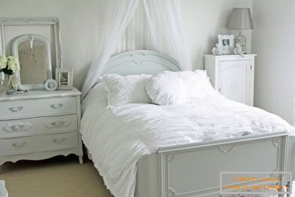 Romantična spavaća soba sa bijelim krevetom i dekorom