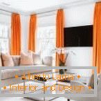 Narandžaste zavese u belom unutrašnjosti