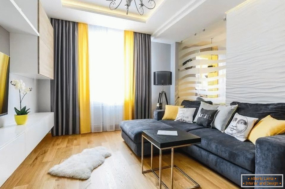 Crno-žute zavese i sofa u bijeloj sobi