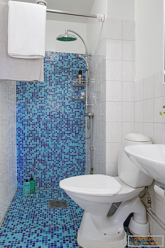 Plavi mozaik pločice u toaletu