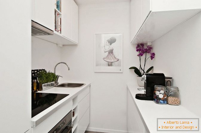 Kuhinja studio apartman u bijeloj boji