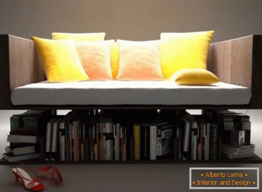 Sofa s polica za knjige