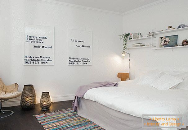 Plakati sa reflektivnim efektom u spavaćoj sobi