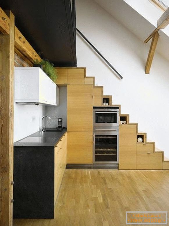 Kuhinja ispod stepeništa