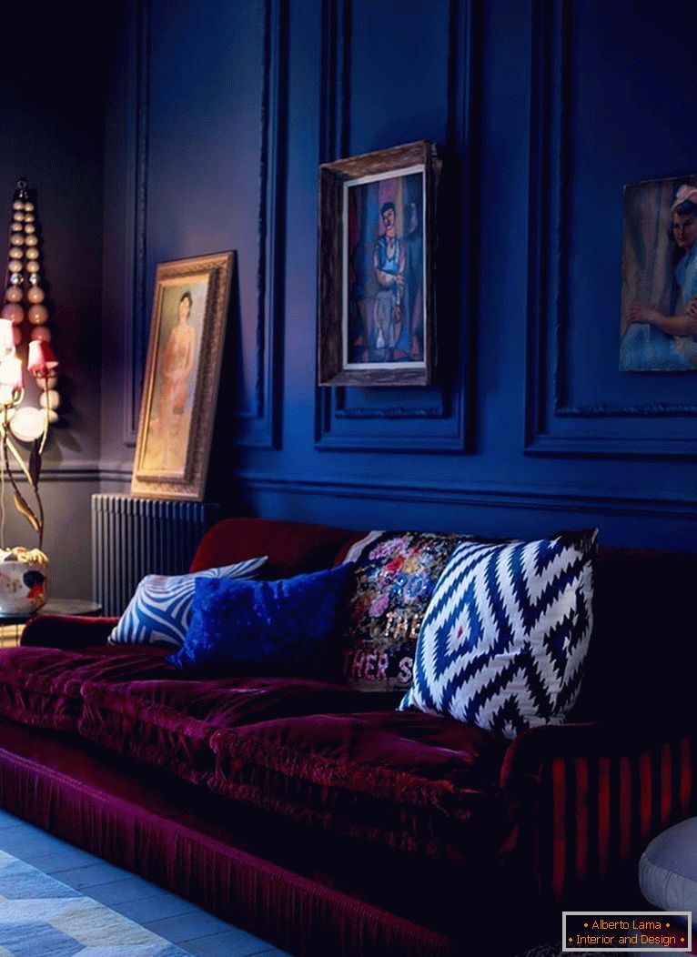 Sofronska kauč na pozadini tamno plavih zidova