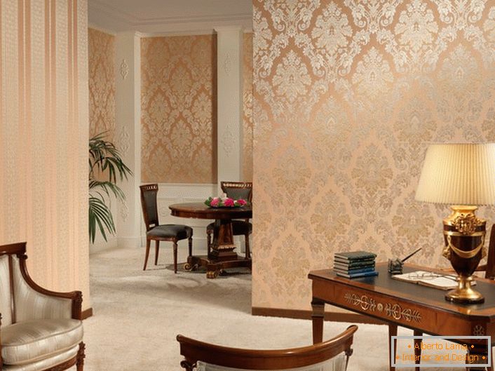 Strogi ukrasni i ukrasni obrasci zlatne boje, na delikatnoj boji pozadine u baroknoj kancelariji.
