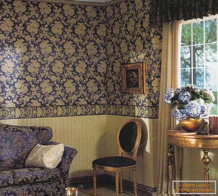Tamno plava u baroknom dnevnom boravku. Uzorak na tapetu odražava ukras na tepihu na sofi.
