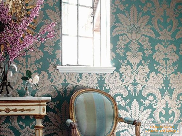 Nežne plave boje sa uzorcima zlatne boje. Namještaj sa izrezanim ručkama, kružnim ogledalima izrađeni su u najboljim tradicijama baroknog stila.