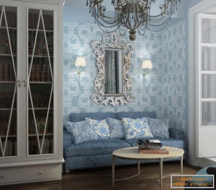 Gostinjska soba u plavim tonovima. Zidna dekoracija je odabrana u skladu sa zahtevima baroknog stila.