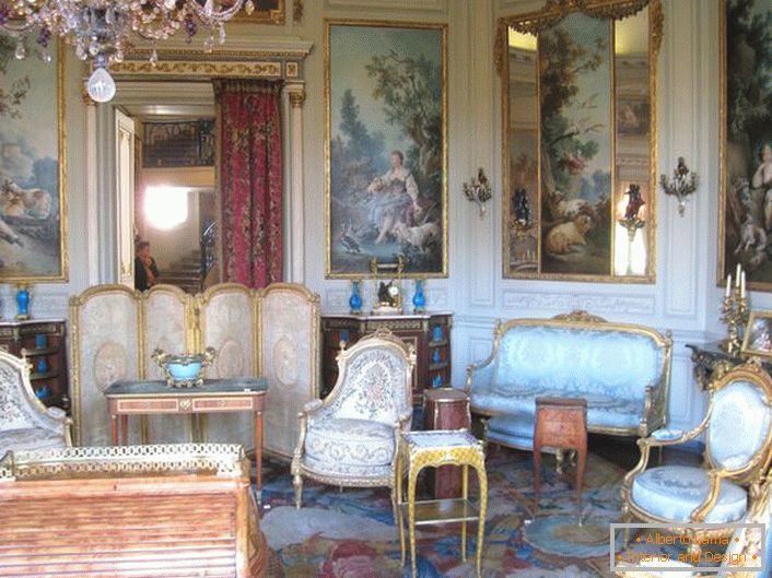 Zidni papir, imitirajući stare slike, u gostinskoj sobi u baroknom stilu. 