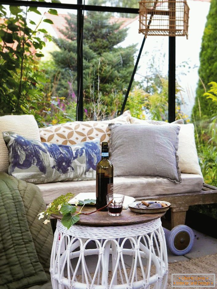 Najbolja dekoracija gazeba u skandinavskom stilu je sofa sa puno mekih jastuka.